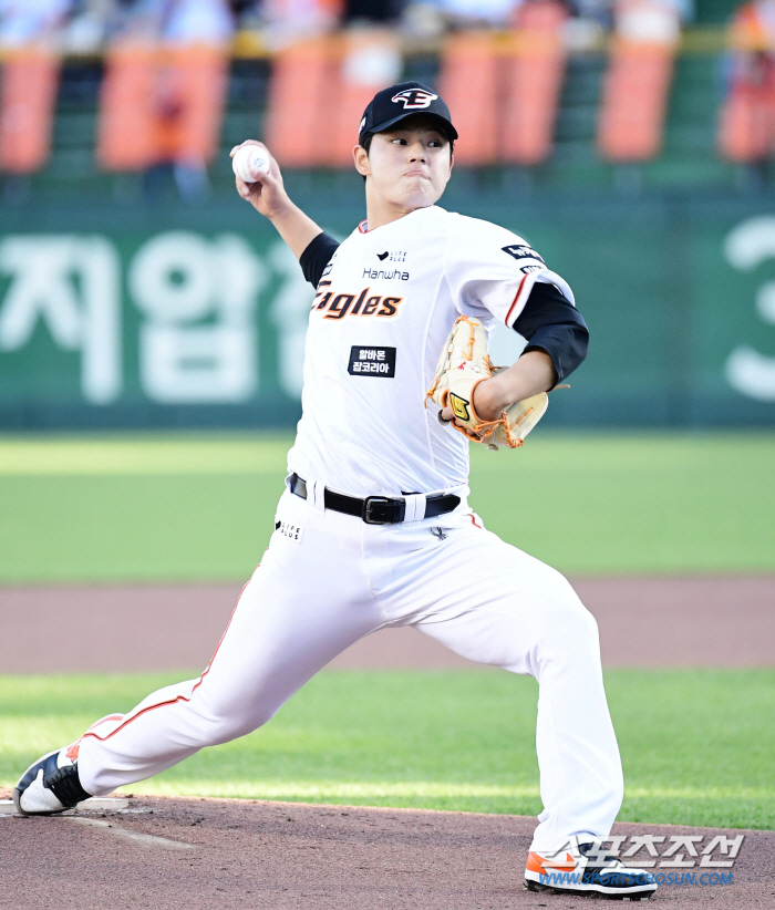 He lasted until the fifth inning even if he lost a point due to an error and had a home run of 155km. 2 wins and 12 scoreless innings against LG 'Daejeon Prince', on the verge of losing five innings with four runs (Daejeon site)