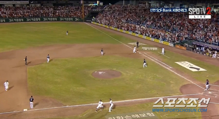 'It was a chance to reduce it to 3 games...' I can't believe no one saw the runner at third base when he stopped... What happened in the 8th inning of LG's painful upset loss 