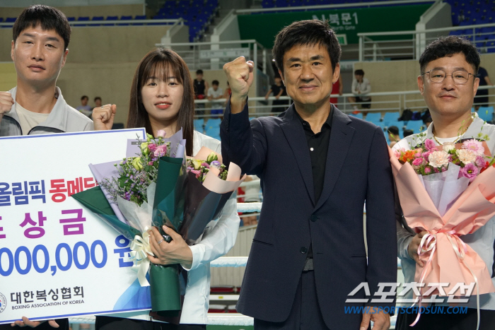 Korean Women's Boxing First Olympic Medal Lim Ae-ji Receives 30 Million Won Award