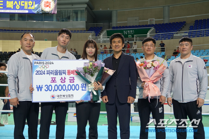 Korean Women's Boxing First Olympic Medal Lim Ae-ji Receives 30 Million Won Award