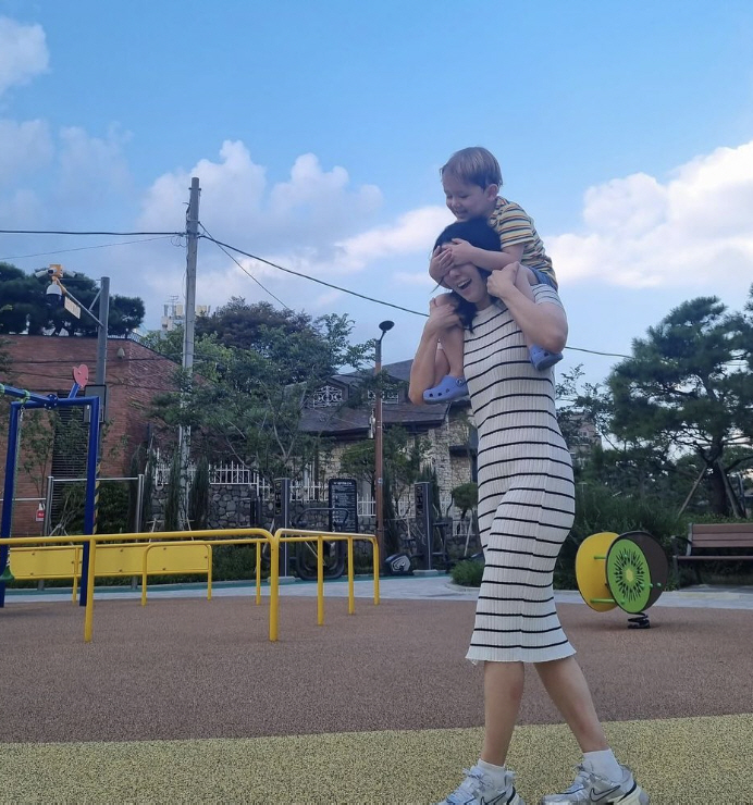 'Non-married Mother' Sayuri shows off her body in a dress with a baby girl.'