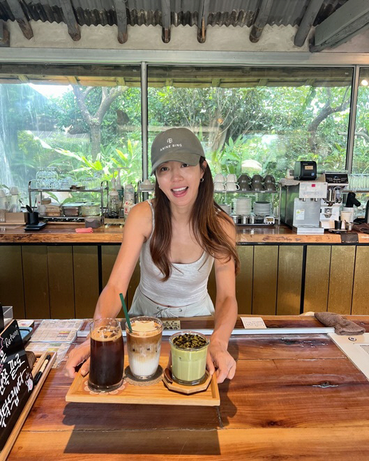 Park Han-byul, wearing a sleeveless shirt, working hard at a Jeju cafe..I changed the interior, too