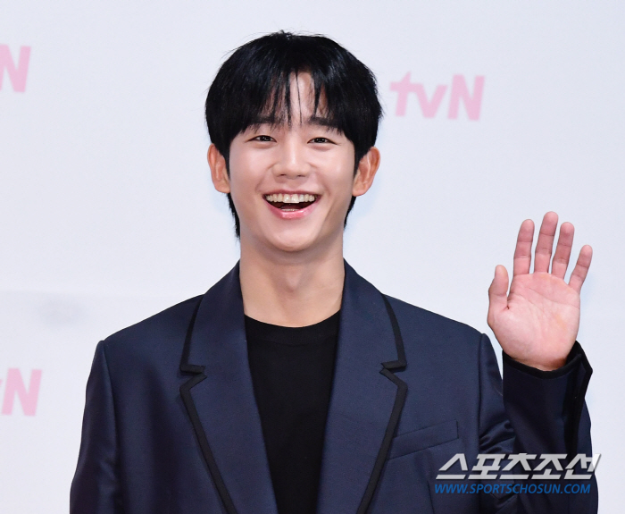 'Um-chin' Jung Hae-in'A perfect character in appearance, personality, and ability, embarrassing to say it with my own mouth.'