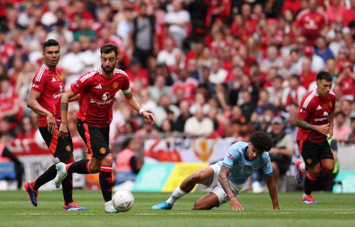 'Captain of Manchester United's 'Captain' Fernandez extends contract in 2027' Tottenham 'Captain' SON, who is two years older, is interested in future