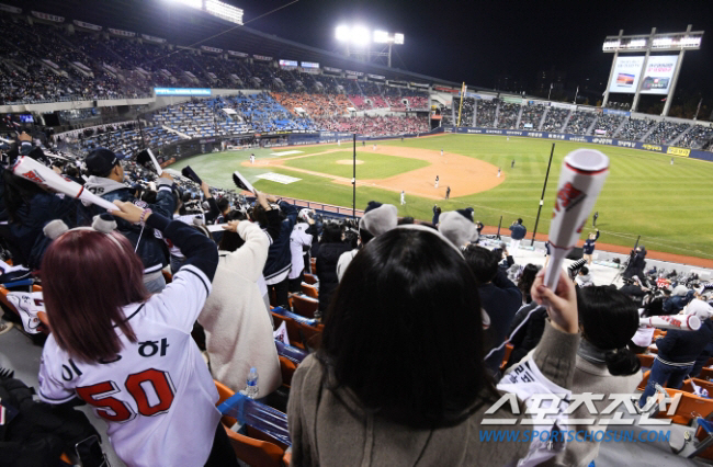 'Cool weather below 30 degrees → Gwangbokjeol!' 23,750 people are full. Jamsil Doosan-Lotte match sold out 