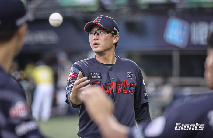 Doosan's pitching baseball → Kim Jae-hwan will be eliminated! Doosan pulled the reins to chase 3rd place with 4-3 come-from-behind victory over busy Lotte 