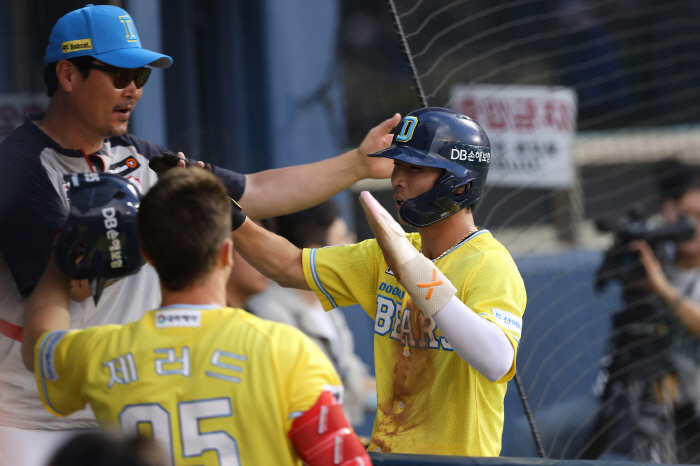 Doosan's pitching baseball → Kim Jae-hwan will be eliminated! Doosan pulled the reins to chase 3rd place with 4-3 come-from-behind victory over busy Lotte 