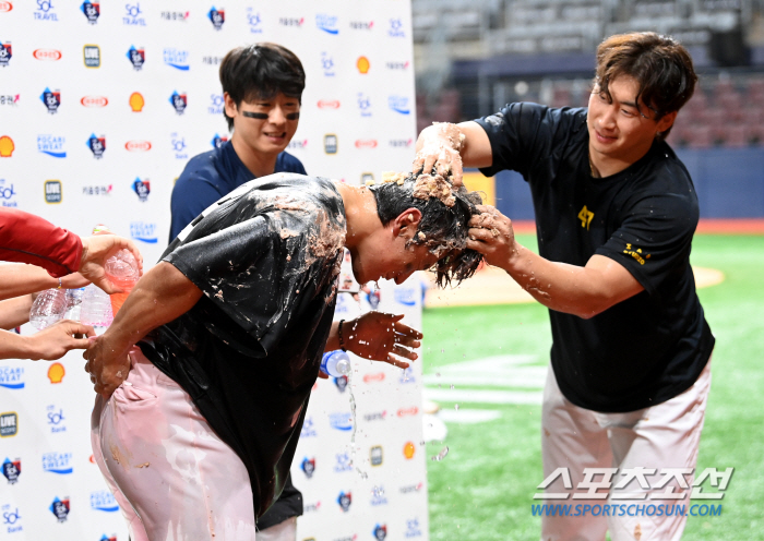 Kim Do-young's mixed bag mountain, tigers who are serious about celebrating achieving 30-30. You prepared the cake with water