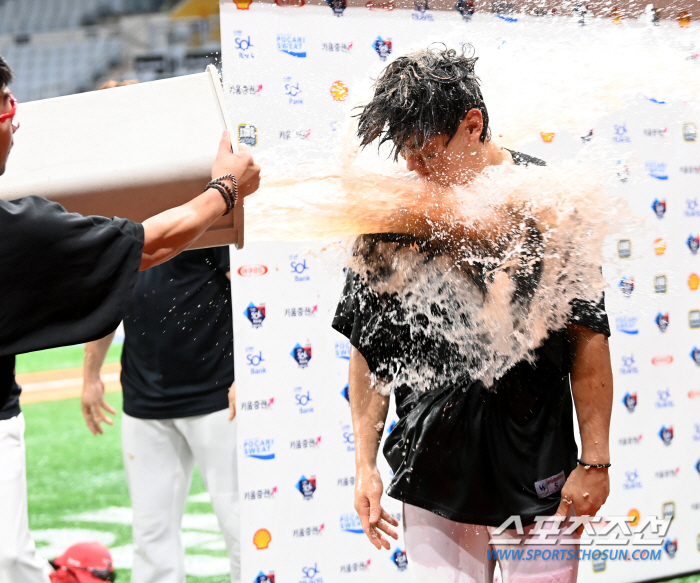 Kim Do-young's mixed bag mountain, tigers who are serious about celebrating achieving 30-30. You prepared the cake with water