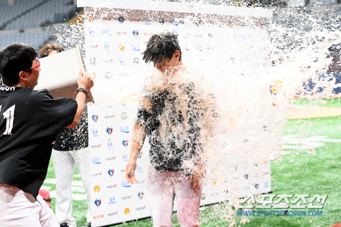 Kim Do-young's mixed bag mountain, tigers who are serious about celebrating achieving 30-30. You prepared the cake with water