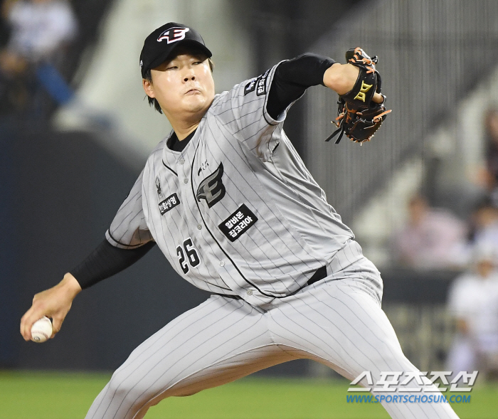 Mistake! Mistake! Mistake! Mistake... In a sigh, he came from behind to win six points in the eighth inning just before losing four consecutive games. Coach Dal, who lost three games in a row, praised all of his best players'