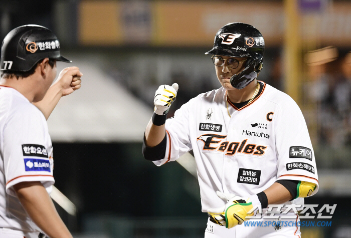 Mistake! Mistake! Mistake! Mistake... In a sigh, he came from behind to win six points in the eighth inning just before losing four consecutive games. Coach Dal, who lost three games in a row, praised all of his best players'