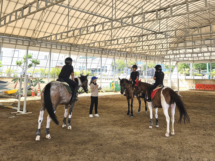  The Korean Horse Racing Association holds a youth horseback riding class for the summer vacation