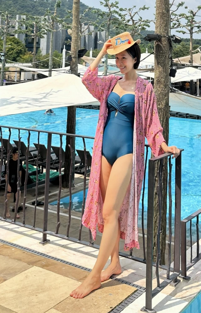 Seo Hyun-jin's perfect body made by a surprise yoga song about his swimsuit appearance 'Eyes Road'