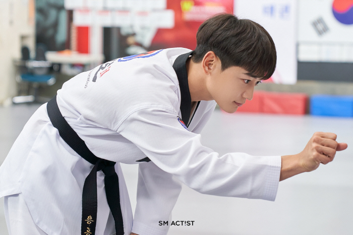 Choi Minho, the handsome Taekwondo instructor also looks good in his uniform