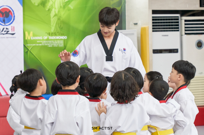 Choi Minho, the handsome Taekwondo instructor also looks good in his uniform