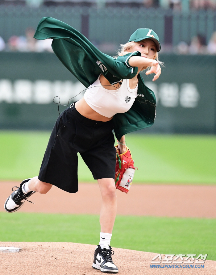  Singer Jang Ye-eun 'Powerful, powerful first pitch '