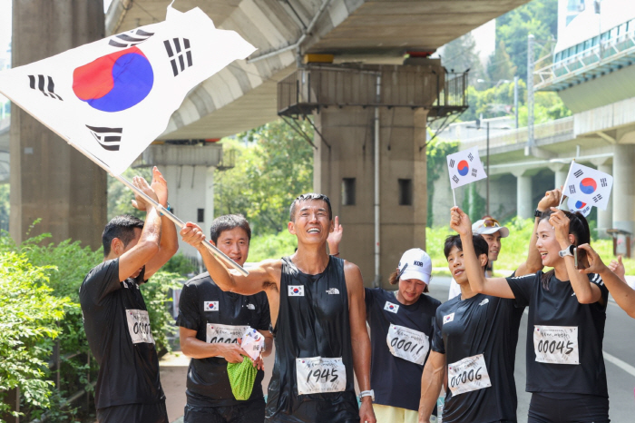 Sean runs 81.5km on Liberation Day and donates 1.3 billion won 'Building a Home for Descendants of Independence Merit'