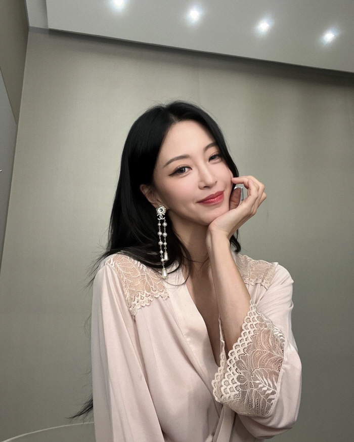 '10 years younger ♥' Han Ye-seul 'Pretending to be pretty'...I was born pretty