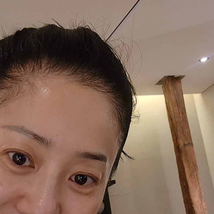 ''53 years old' Ko Hyun-jung reveals 100% pure bare face... 'Healing' at a high-end spa