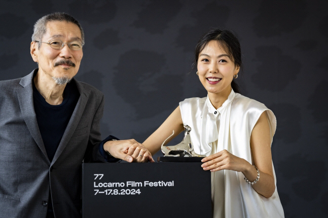 '9 Years of Infidelity' Kim Min-hee '♥Hong Sang-soo, I Love Your Movie' Enjoy Locarno's Best Performance Award.'