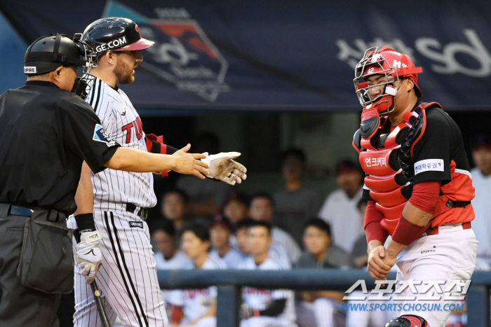 'Are you sure you're okay?' Catcher Kim Tae-gun, who was hit by the bat, was really worried about Austin...'A heartwarming scene away from the game'