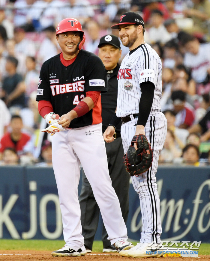 'Are you sure you're okay?' Catcher Kim Tae-gun, who was hit by the bat, was really worried about Austin...'A heartwarming scene away from the game'