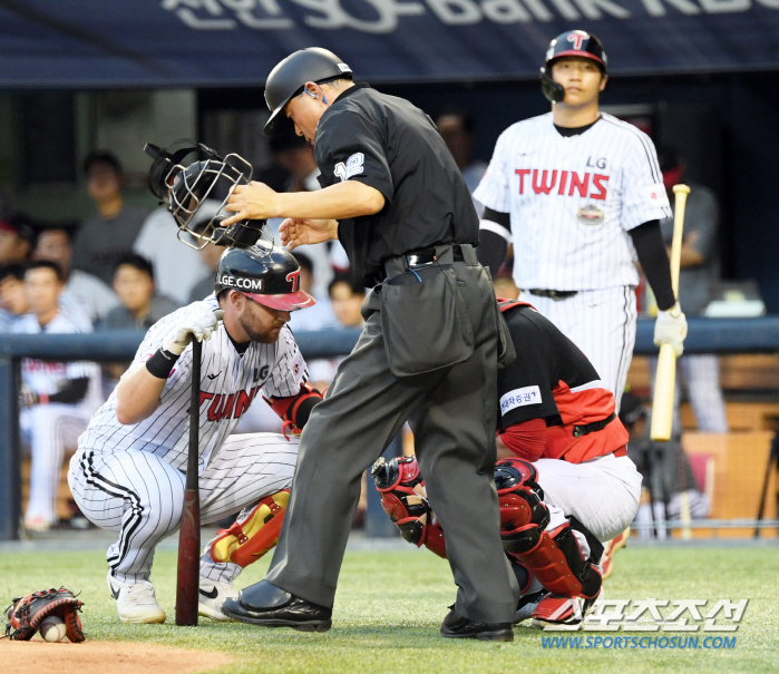 'Are you sure you're okay?' Catcher Kim Tae-gun, who was hit by the bat, was really worried about Austin...'A heartwarming scene away from the game'