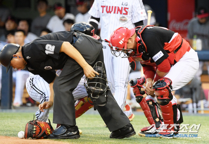 'Are you sure you're okay?' Catcher Kim Tae-gun, who was hit by the bat, was really worried about Austin...'A heartwarming scene away from the game'