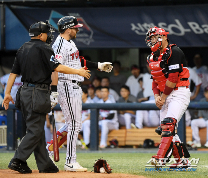 'Are you sure you're okay?' Catcher Kim Tae-gun, who was hit by the bat, was really worried about Austin...'A heartwarming scene away from the game'