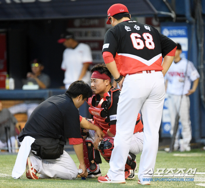 'Are you sure you're okay?' Catcher Kim Tae-gun, who was hit by the bat, was really worried about Austin...'A heartwarming scene away from the game'