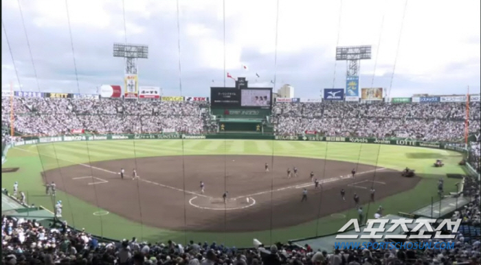 Coach Shinjo, who shook the hearts of baseball boys, visited the stadium of the summer Koshien tournament to cheer for his alma mater, and moved seats after the crowd was concerned about safety accidents (Min Chang-ki's Japanese baseball)