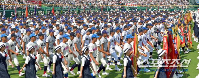 Coach Shinjo, who shook the hearts of baseball boys, visited the stadium of the summer Koshien tournament to cheer for his alma mater, and moved seats after the crowd was concerned about safety accidents (Min Chang-ki's Japanese baseball)