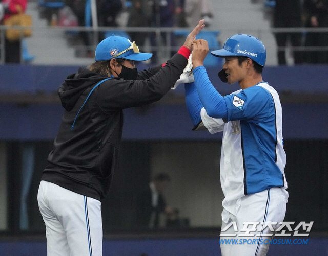 Coach Shinjo, who shook the hearts of baseball boys, visited the stadium of the summer Koshien tournament to cheer for his alma mater, and moved seats after the crowd was concerned about safety accidents (Min Chang-ki's Japanese baseball)