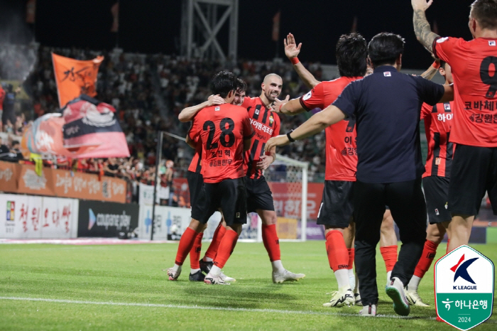 '0-2→3-2'Leading Gangwon, with three headers, it's time to shout 'First win of the foundation'