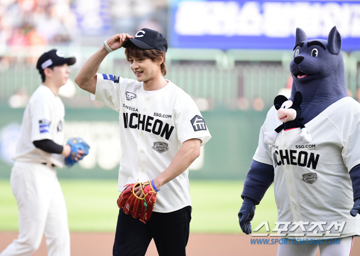  Choi Minho 'Handsome first pitch like a player'