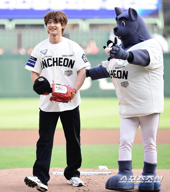  Choi Minho 'Smile during the great first pitch '