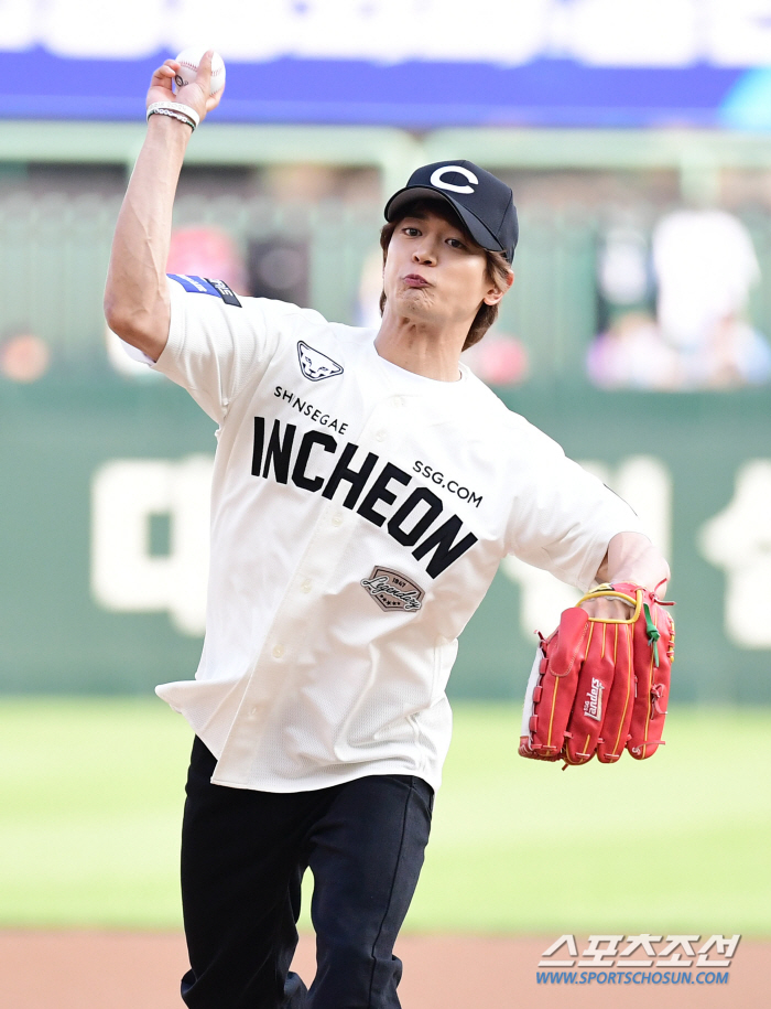  Choi Minho's first pitch 'Powerful pitching like a player'