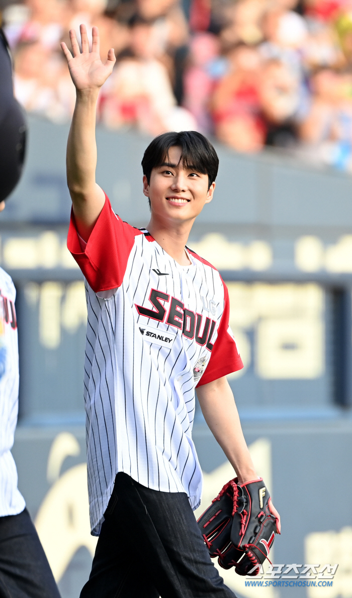  Young K appears at the ballpark with a bright smile