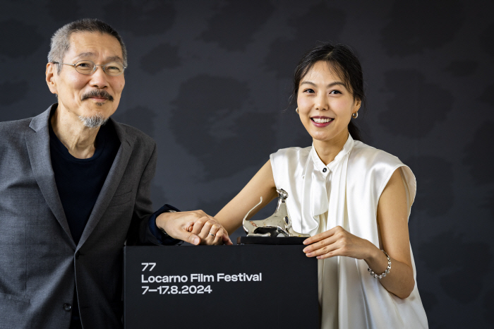  'I love your movie so much'Hong Sang-soo ♥'Kim Min-hee holds hands to win the Locarno Film Festival's Best Performance Award