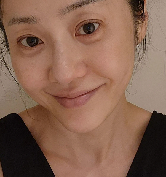  This is what a perfect bare face is like. Hyunjung, 53, shows off her flawless skin