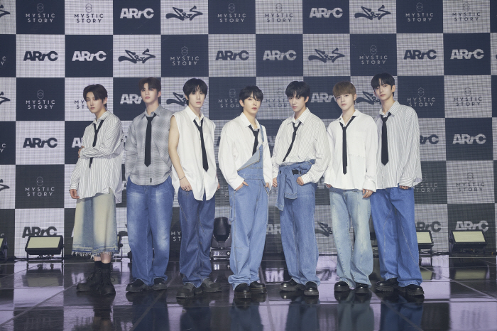 Arc'Mystic's First Boy Group, No BurdenYoon Jong-shin, Billitsuki, Lucy, and seniors are also cheering.'