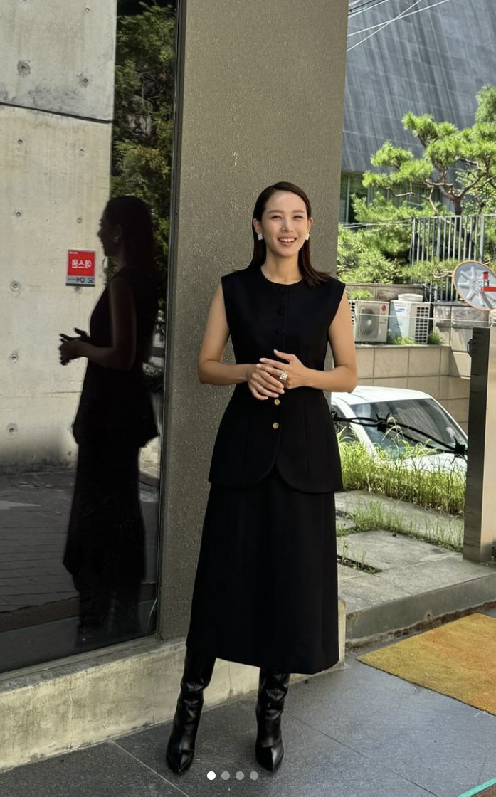 Cho Yoon-hee, are you a 42-year-old single mom? an all-black elegance