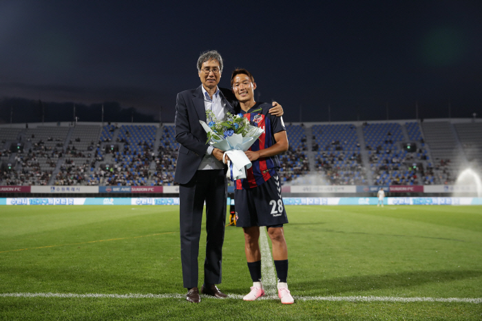 'I don't want to talk about the past' The K-League's return to tears in 1400 days, Son Jun-ho dreaming of becoming a national flag