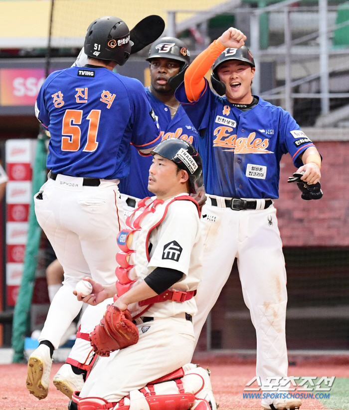 If you play baseball well, it's cheating... Hanwha Jang Jin-hyuk goes out of the fence with three home runs for two days 