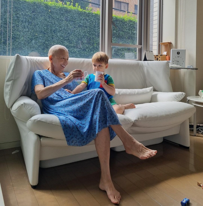 Sadness with breast cancer. Sayuri's mom and her hair are used to it..Grandchildren Jen and 'Happy moment'