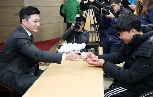 'Warm Stone Buddha'Oh Seung-hwan Donates 20 Million Won to the Paris Paralympic Team...nine years of strong support