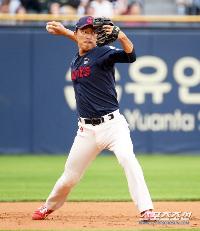 '5 billion FA' Roh Jin-hyuk starts shortstop for the first time in 114 days'Side pain'Park Seung-wook's condition is 