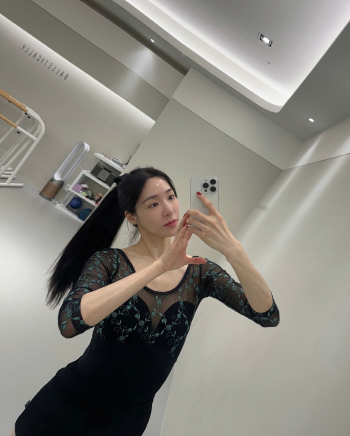 'At 35 years old, is this possible?Tiffany Young, a ballet pose that splits her legs 180 degrees, is surprising to those who watch it.'