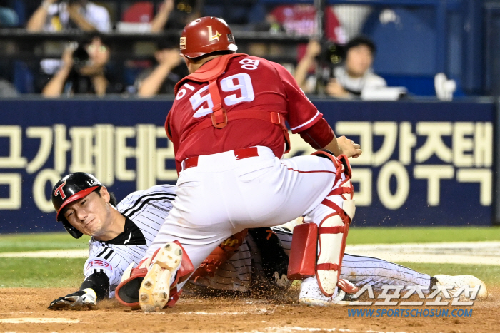 'I can't believe it's triple fat...' Third baseman → second baseman → first baseman → catcher tagout. It was on the first and third bases with no outs, but the inning ended with a ground ball in front of the third base